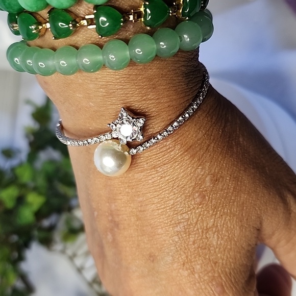 Flexible Crystal Star and Faux Pearl Bangle Bracelet - Picture 5 of 7